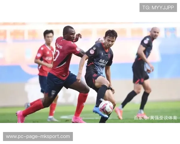 成都蓉城中距离打门颇有威胁，擦柱偏出